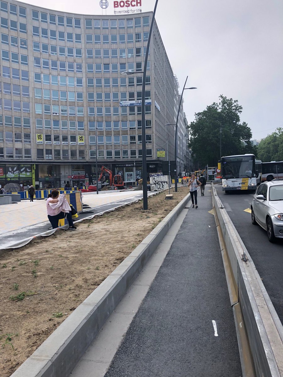 CieltjeVAchter's tweet photo. Nog een werf waar geen enkel bordje staat voor de voetgangers of fietsers. Minister @SmetPascal wie is verantwoordelijk voor de werf aan Madou? #kleinering https://t.co/D30O15whFf