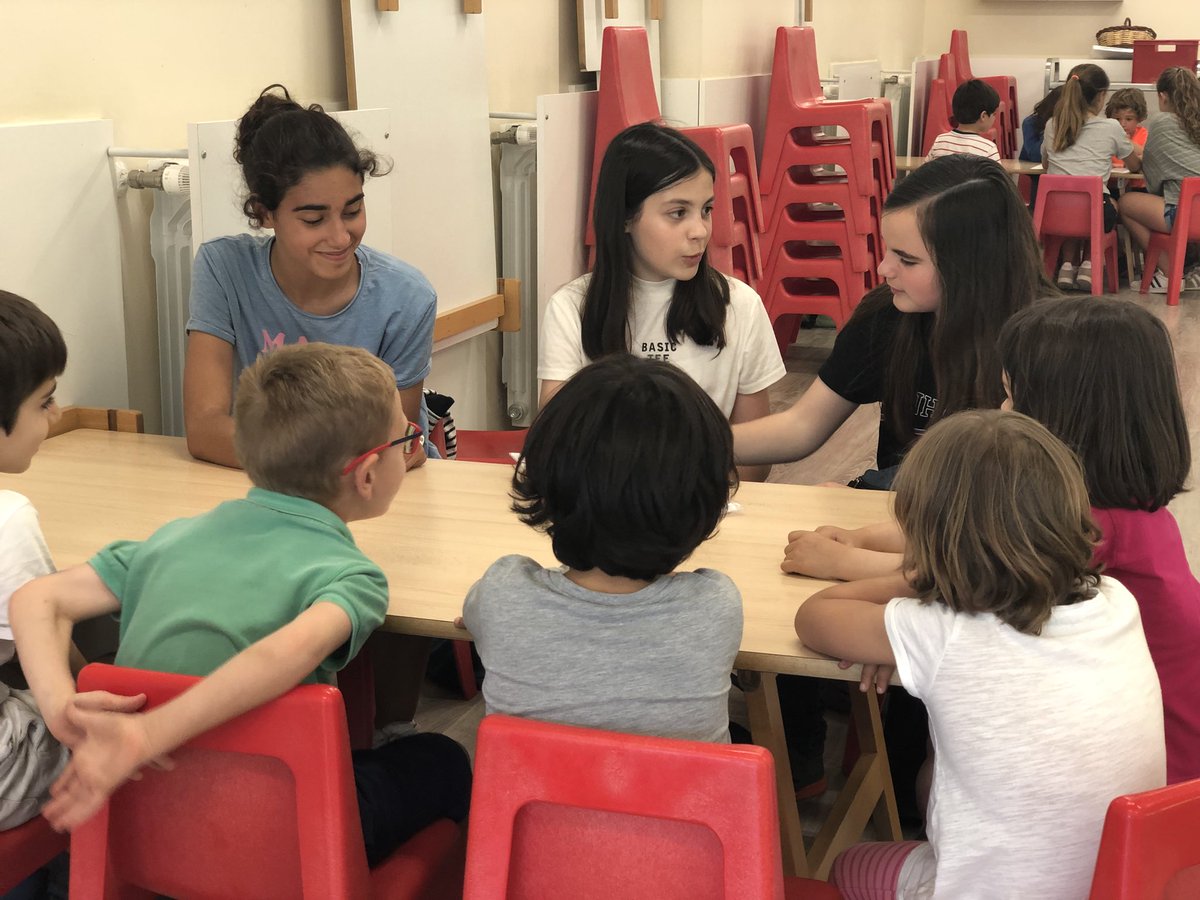 Claullp_s's tweet photo. Apadrinament d’anglès. Alumnes de l’ESO apadrinen els alumnes de P4 proposant diferents activitats en anglès @EscolaVirolai https://t.co/cCUr8u9twE