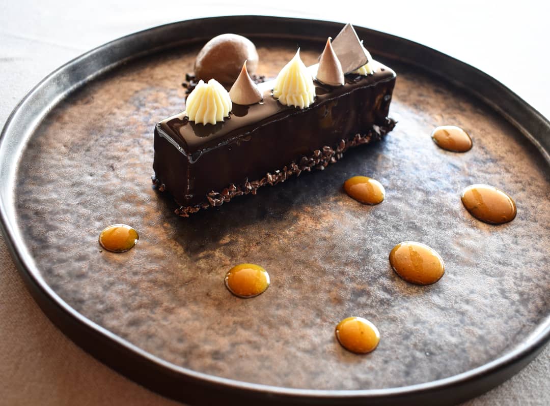 Argiris Papastavrou Plein Chocolat Sans Farine Biscuit Soaked With Aged Rhum Mousse Araguani Chantilly Jivara Namelaka Opalys Sauce Apricot And Basil Ice Cream Chocolate Pastry Chocolat Chocolate Desserts Argiris Papastavrou