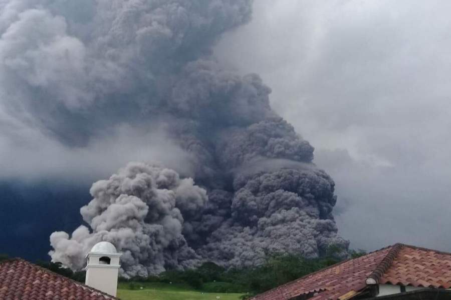 EstereoClase's tweet photo. "Es un río de lava que se salió de su cauce y afectó la aldea El Rodeo, hay personas heridas, quemadas y fallecidas", aseguran las autoridades de Guatemala

https://t.co/Zvzp7kx0Ug https://t.co/Wpyti2ena8