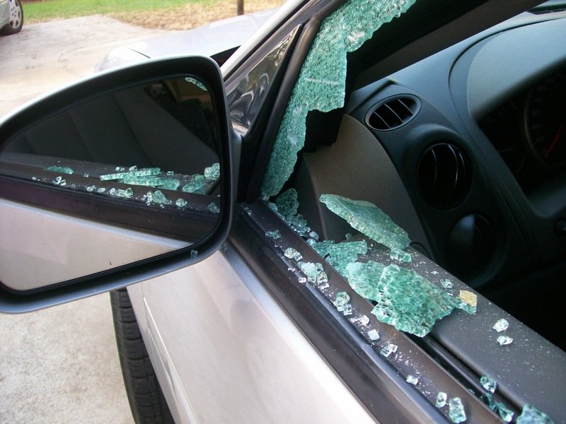 OPDLauren's tweet image. SPREAD THE WORD- If you plan on parking outside, take all items out of your vehicle! Thieves are breaking windows to gain access to your belongings! Keep any type of bag (even empty bags) or valuables inside your locked trunk if you have to leave items in your vehicle. #opd