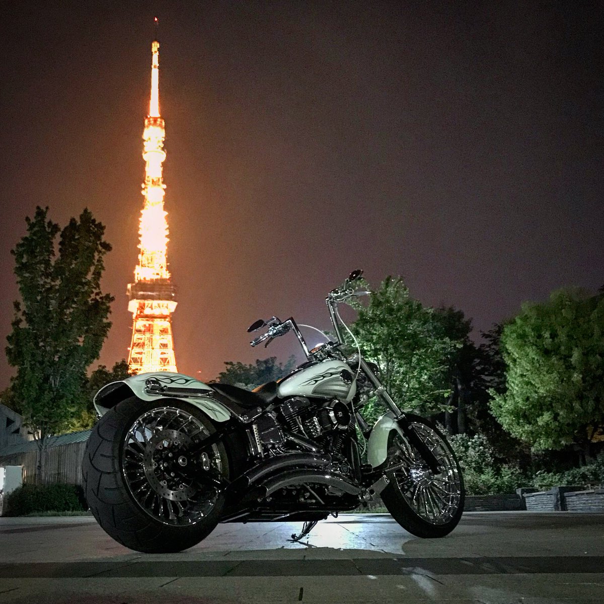 billyFXSB's tweet photo. I love to Tokyo Tower😁
#harleydavidson #softail  #fxsb  #harleydavidsonbreakout  #harleylife  #ハーレー#harleydavidsonnation #ブレイクアウト　#ハーレーダビッドソン #breakout #mooneyes #pinstripe https://t.co/uR2Ftq0wpJ