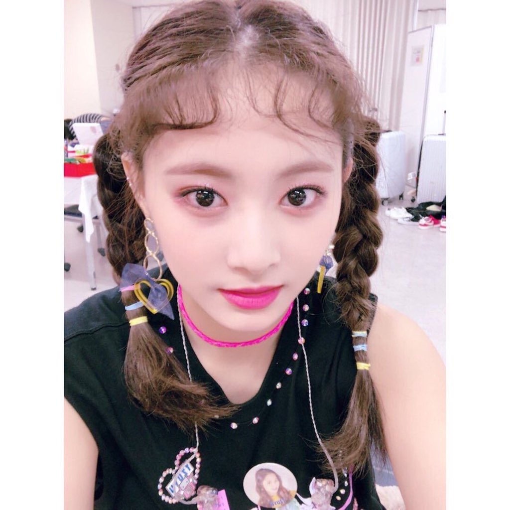 MinatozakiJp29's tweet photo. 昨日もツウィちゃんは関係者席前にきたとき前に手組んで頭下げてメンバーご家族に挨拶してた、出来る子（ ;  ; ） https://t.co/gq1b0q6f6L