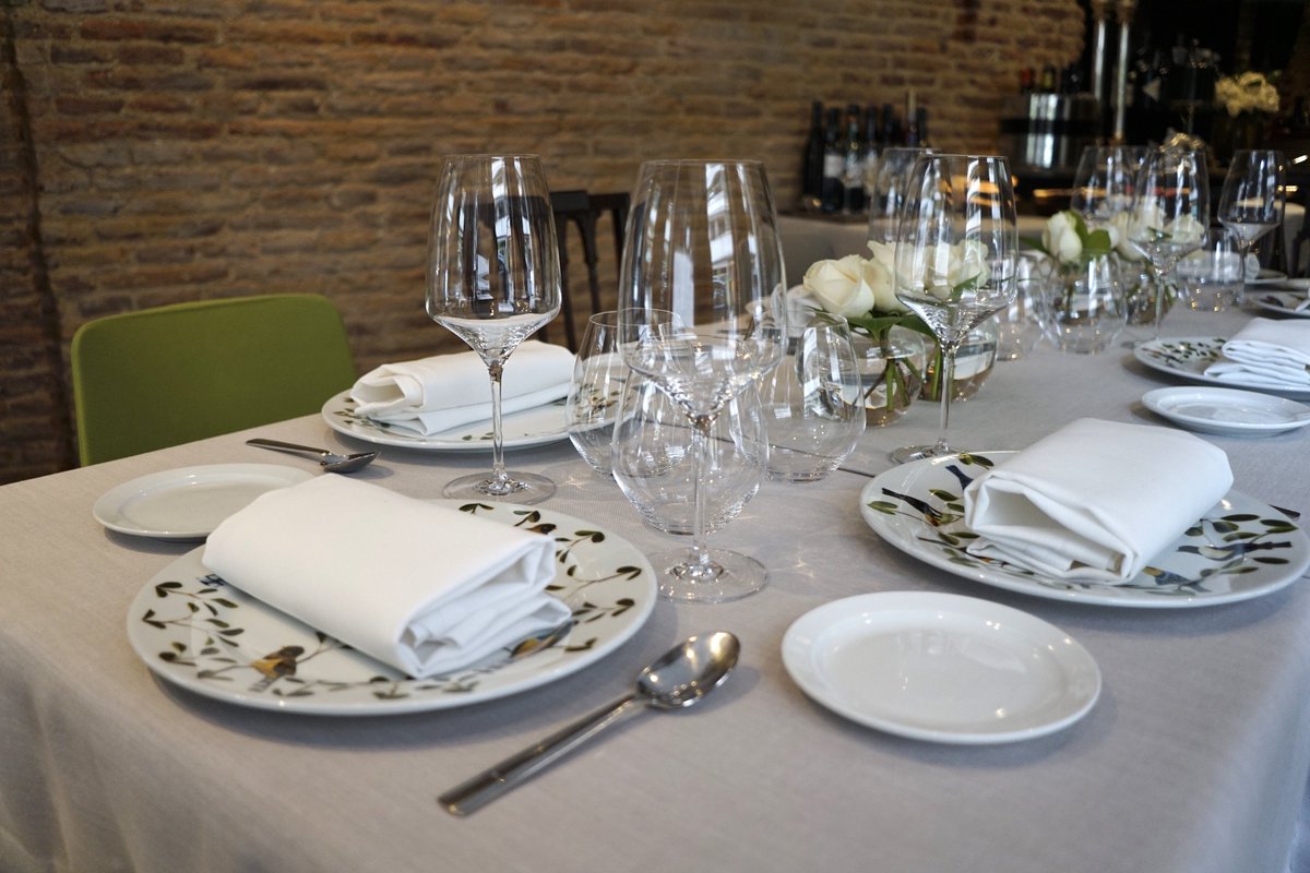 ¿Una cena elegante? Sorprende con la experiencia de nuestro chef Mario Valles donde la cocina tradicional se convierte en vanguardia. Disfruta de la esencia de Hortensio.