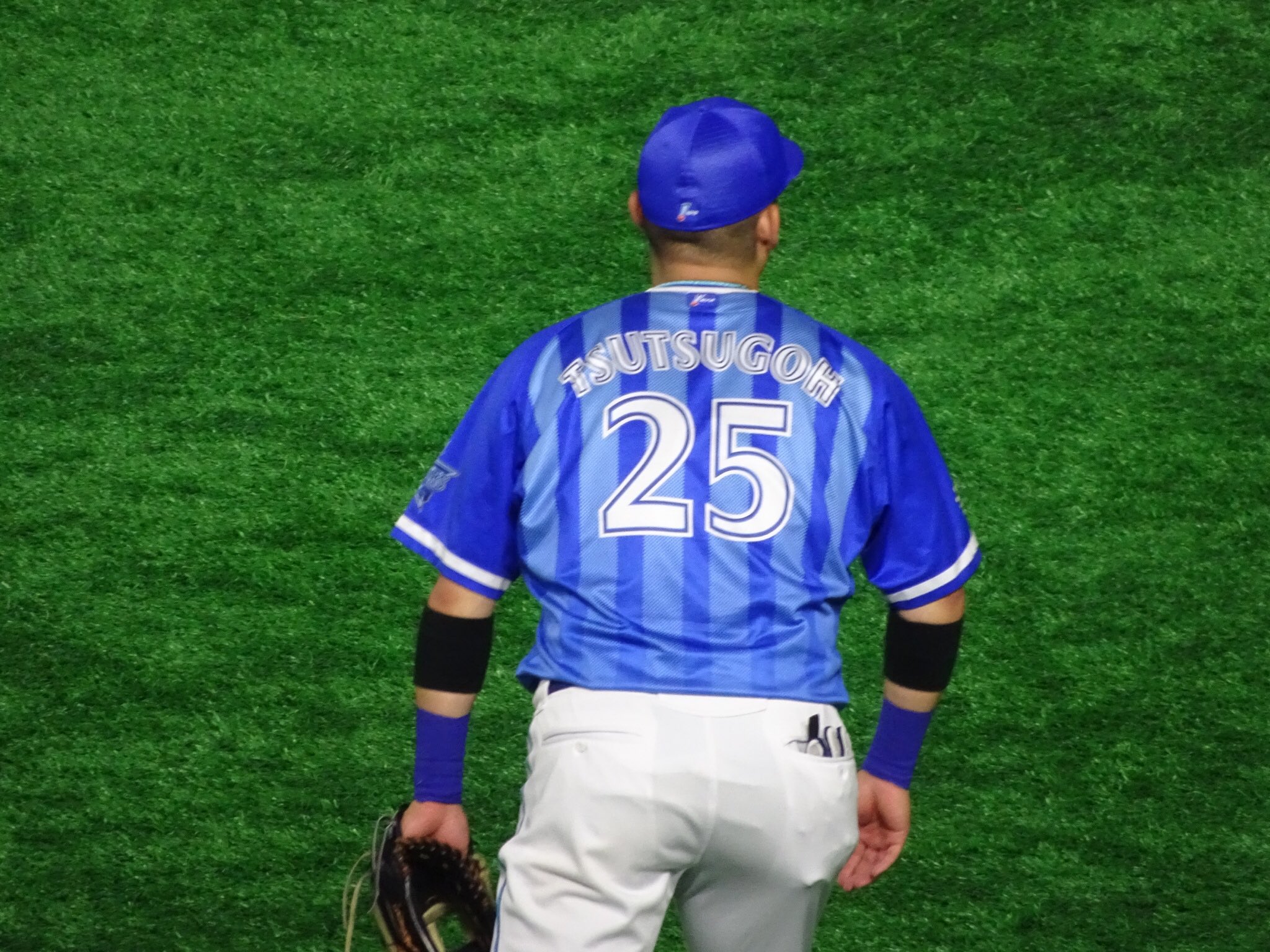 Uzivatel 筒香晃と申します Na Twitteru 土日の試合行った時に撮った写真です 後ろ姿でもかっこいい 筒香嘉智 柴田竜拓 神里和毅 桑原将志 T Co O06lmv8orw Twitter