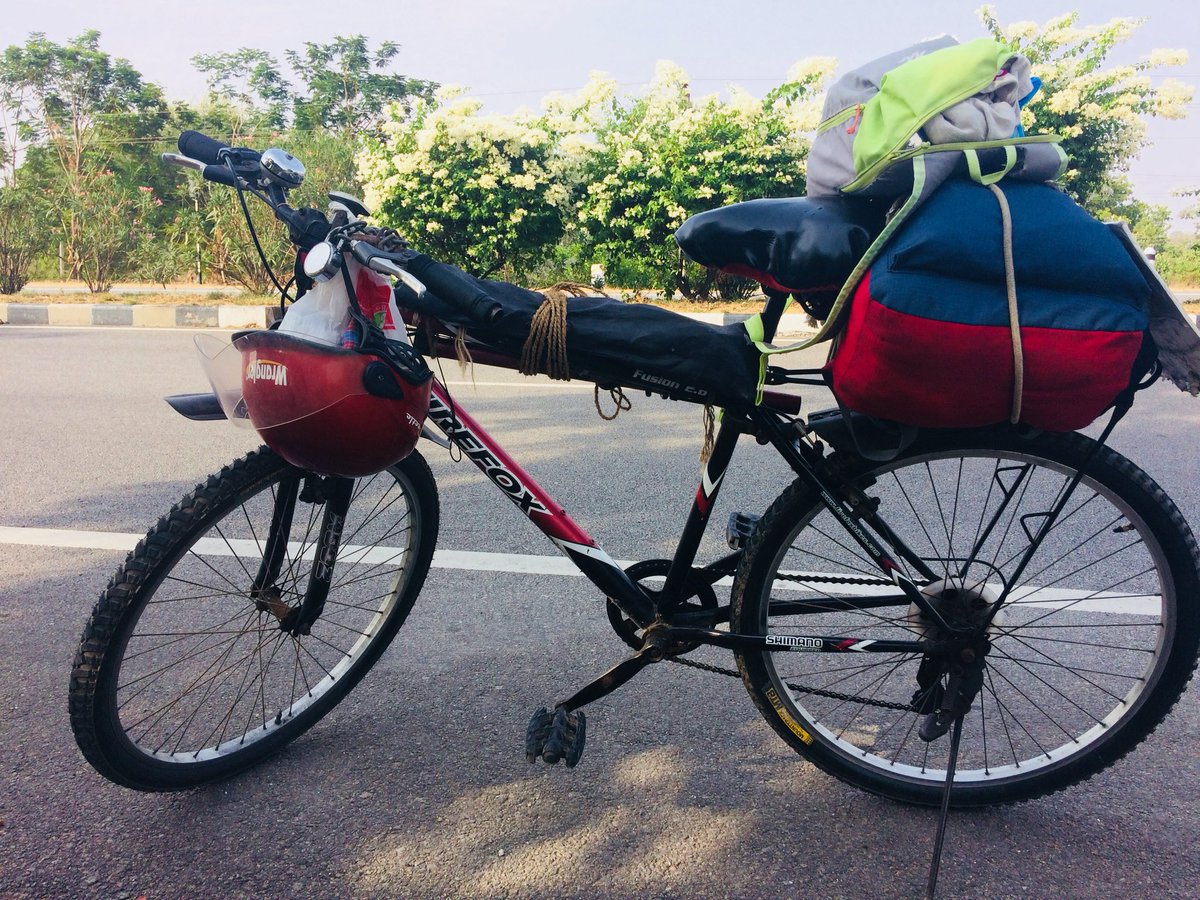 feartheroutine's tweet photo. Some worthy conversations with a Dhaba owner at Masaipet. Cycling Chennai to Delhi 2200 kms. #Cycling #Chennai #Delhi #Highway #Dhaba #KindPeoples #EverydayAdventure #FearTheRoutine #Wanderlust #CyclingNomad #India https://t.co/khlt9954tm