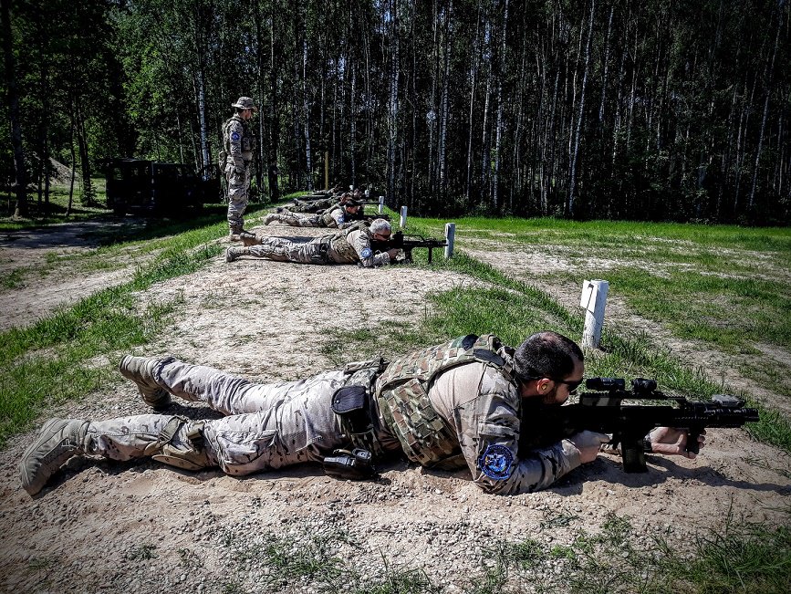 EMADmde's tweet photo. El equipo de protección de la fuerza en tierra del  #DestacamentoVilkas @EjercitoAire 🇪🇸 #MOPS de @NATO #BAP se adiestra en Lituania 🇱🇹
👉 ejercicio de tiro

#WeAreNATO

#NuestraMisiónTuLibertad https://t.co/v9gCUCWXfV