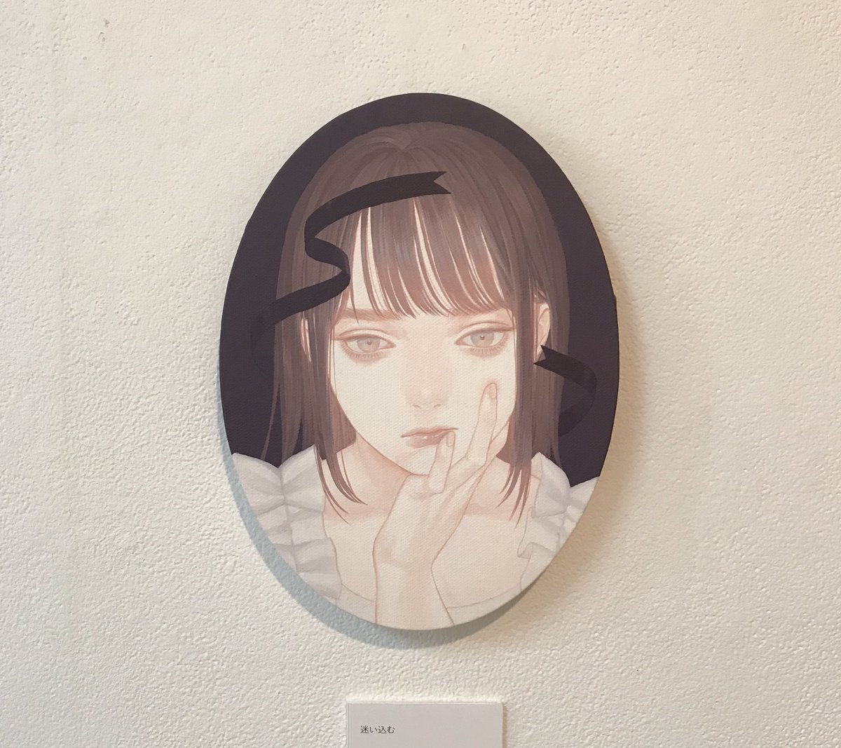 「ということで個展明日からどうぞよろしくお願いいたします。珍しく楕円のキャンバスを」|紺野真弓 Mayumi Konnoのイラスト