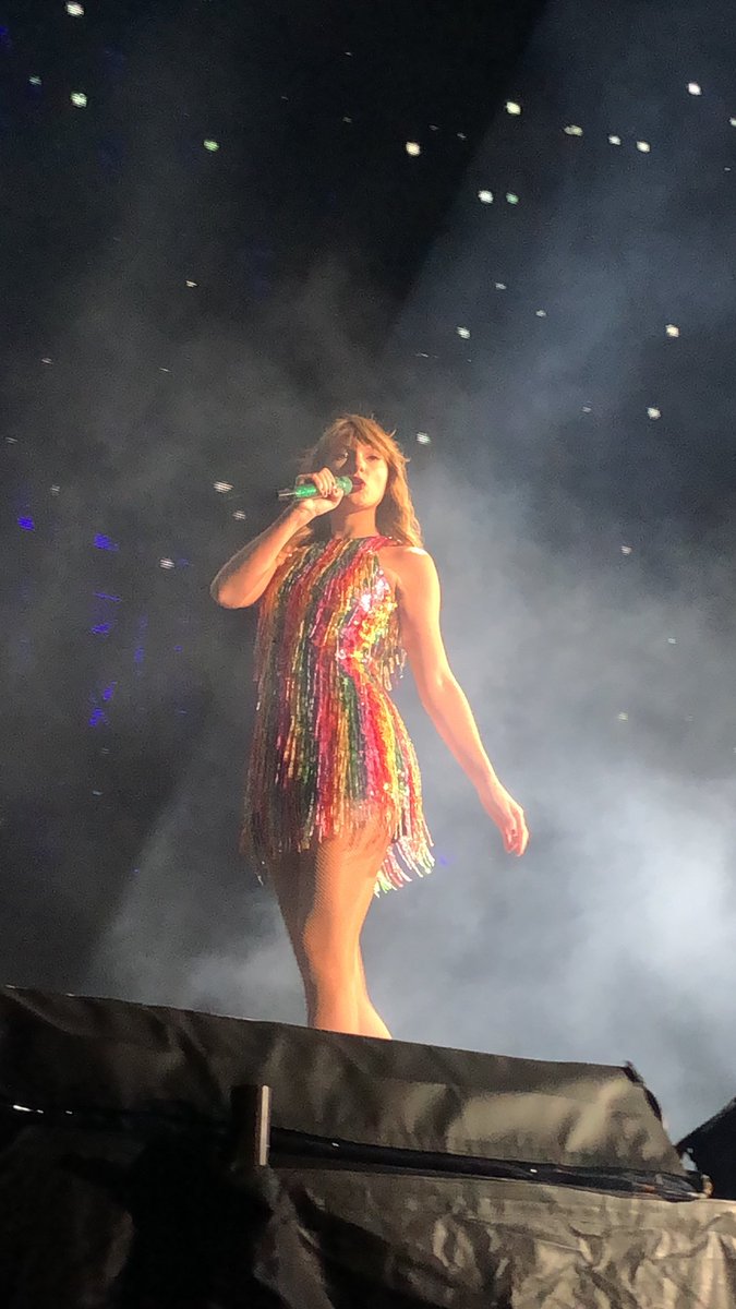 B96Chicago's tweet photo. Just reminiscing about our lovely weekend with @taylorswift13! #ReputationChicago #RepChicago #ReputationStadiumTour #Swifties https://t.co/42PdMHverm