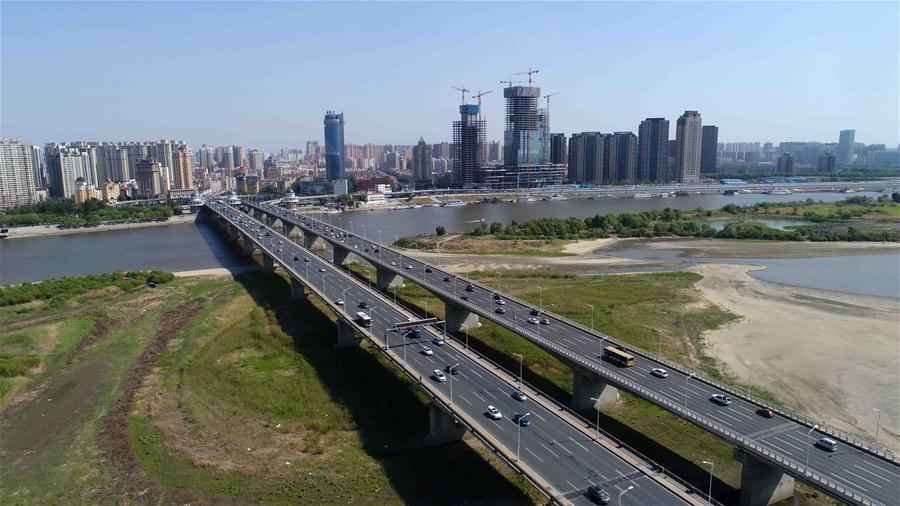 ChinaDaily's tweet photo. Aerial photos show the exposed riverbed of #SonghuaRiver in Harbin, NE China's Heilongjiang province. The water level of #Harbin section of Songhua River reduced to 113.55 meters, the lowest for some 11 years, on May 29. #environment https://t.co/mhV9nEVJNL https://t.co/4qH4Ax1AMP