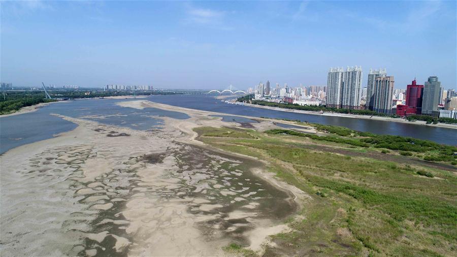 ChinaDaily's tweet photo. Aerial photos show the exposed riverbed of #SonghuaRiver in Harbin, NE China's Heilongjiang province. The water level of #Harbin section of Songhua River reduced to 113.55 meters, the lowest for some 11 years, on May 29. #environment https://t.co/mhV9nEVJNL https://t.co/4qH4Ax1AMP