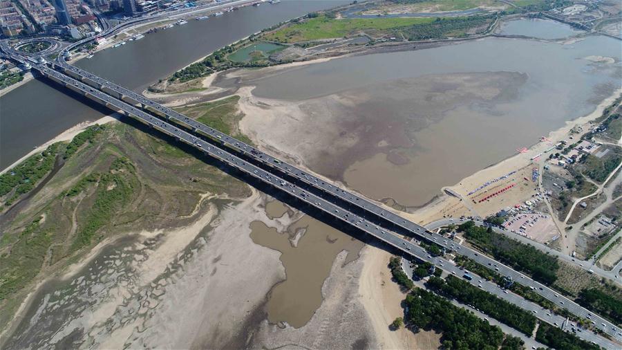 ChinaDaily's tweet photo. Aerial photos show the exposed riverbed of #SonghuaRiver in Harbin, NE China's Heilongjiang province. The water level of #Harbin section of Songhua River reduced to 113.55 meters, the lowest for some 11 years, on May 29. #environment https://t.co/mhV9nEVJNL https://t.co/4qH4Ax1AMP