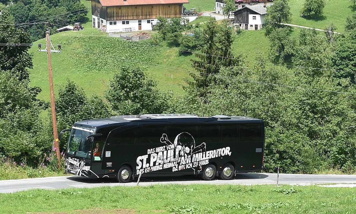 fcstpauli's tweet photo. Der Sommerfahrplan unserer #Kiezkicker ist da! Nach dem Trainingsauftakt am 25.06. geht es für die Jungs weiter mit Testspielen gegen die Hameln-Pyrmont Allstars (28.6.), @Eutin08 (1.7.) und @SCWeiche08 (7.7.). Vom 10.7.-19.7. steht dann das Trainingslager in Maria Alm an! #fcsp https://t.co/AgC7inbBcL