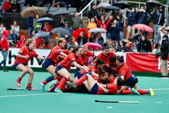 BultzadaTX's tweet photo. @RSHockeyFemenin Zorionak Neskak! Handia lortu duzuena, ligako txapeldunak! 🏆🏑 #RealSociedad #AtxurrakGora #GoazenNeskak https://t.co/GHcDtdUHUR