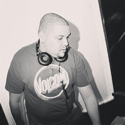 DriveGfm's tweet photo. We about to get into the #AzishekeMix with @dj__wayniac031. Playing those feel good old skool RnB & Hiphop songs. #ReUpMonday https://t.co/8XhnFhaW5c
