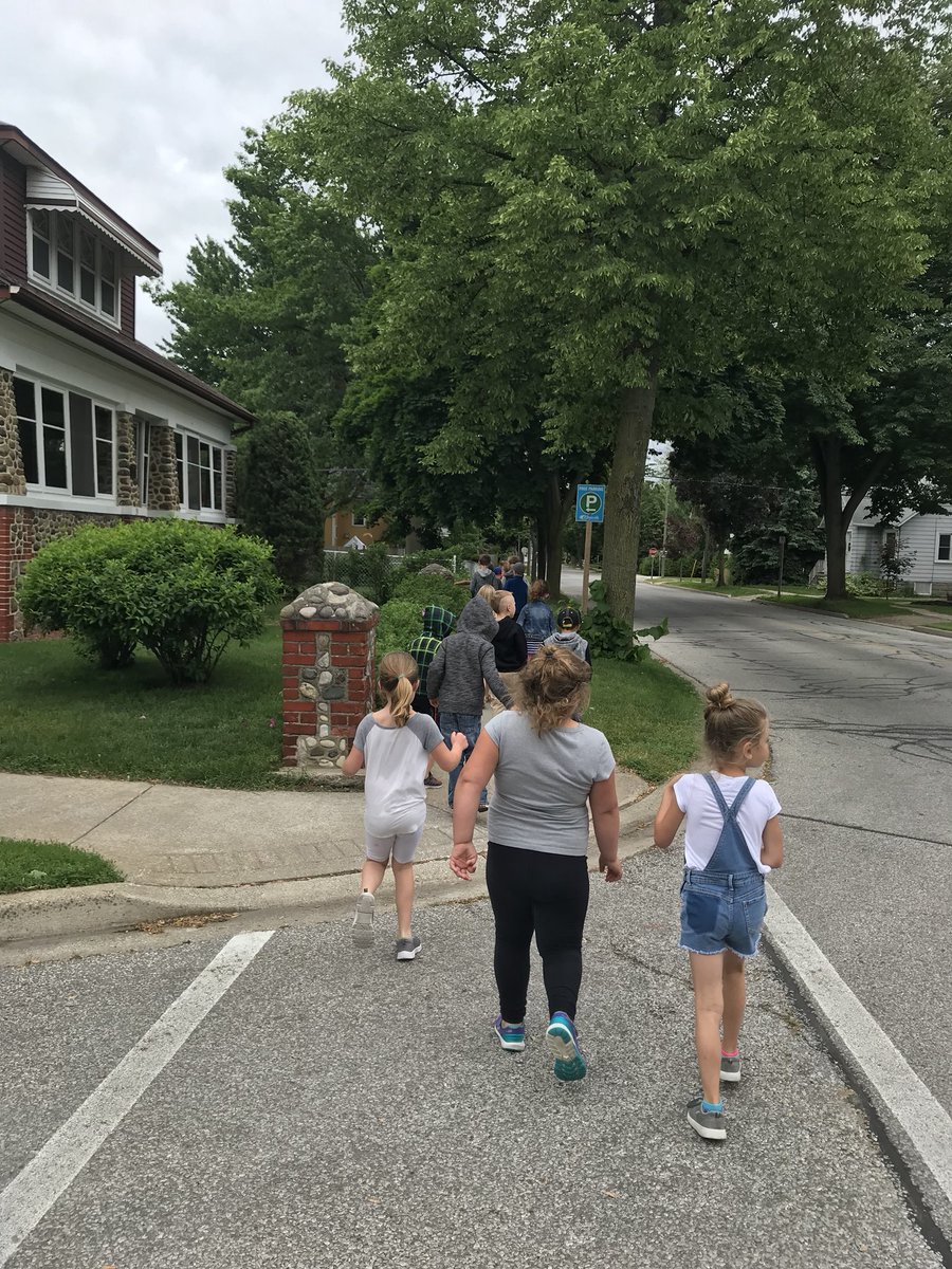 mllemolzanclass's tweet photo. Helping out at the @accesscounty garden, learning about all of the vegetables planted and watering them @KingsvilleCobra https://t.co/YhKp4UeW5P