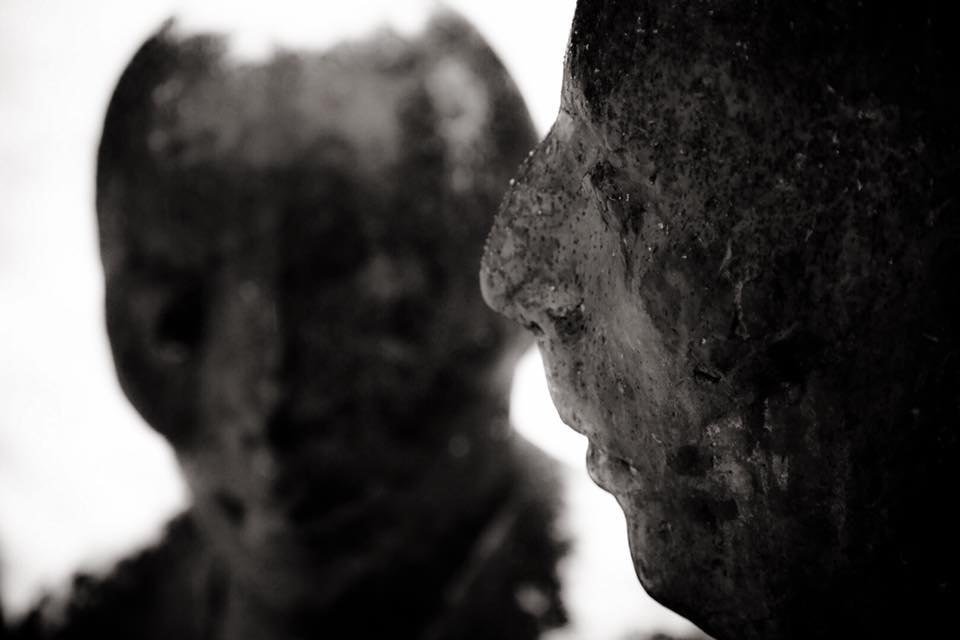 Fråga

far lämnar mor
mor hatar far
son frågar far
varför gråter jag

            och inte du

poeter.se/Medlem?author_…

#svenskpoesi #dikter #lyrik #fråga