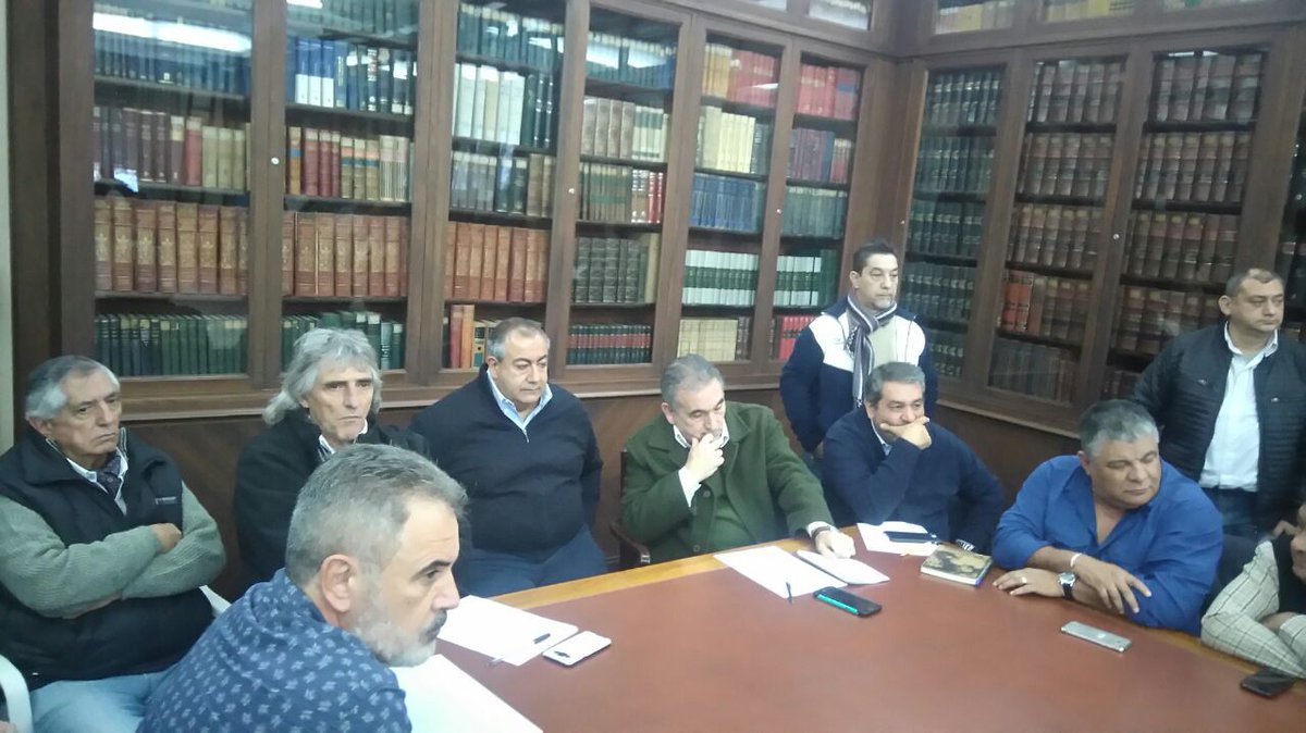 AGN2016's tweet photo. Las Regenionales de la CGT ratifican la unidad con la Conducción Nacional y expresan la necesidad de convocar a un gran paro nacional. https://t.co/cNfTrD544H