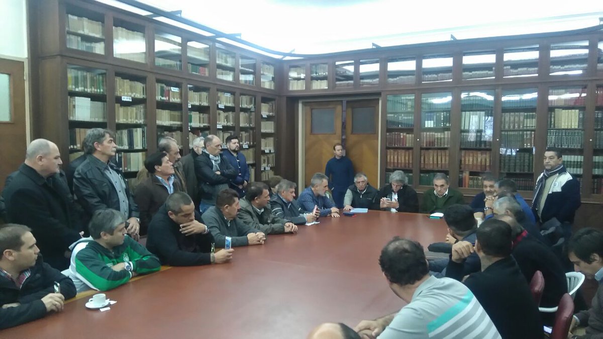 AGN2016's tweet photo. Las Regenionales de la CGT ratifican la unidad con la Conducción Nacional y expresan la necesidad de convocar a un gran paro nacional. https://t.co/cNfTrD544H