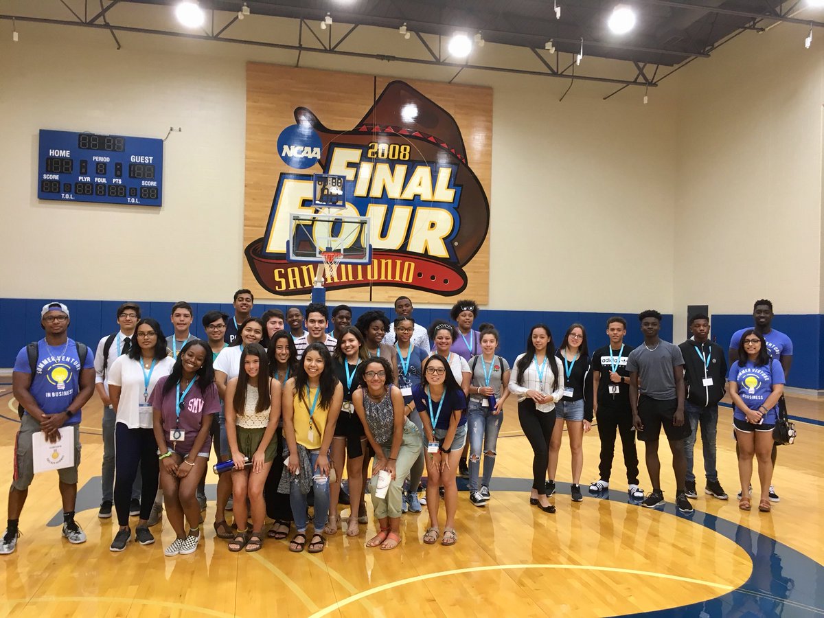 davestadler's tweet photo. The Summer Venture in Business students got a cool behind the scenes tour of @KUAthletics. Thanks to @KUBoothHOA and @JAYHAWKSTRENGTH for letting us explore your amazing facilities! #KUsvb https://t.co/eD8TdRfrEX