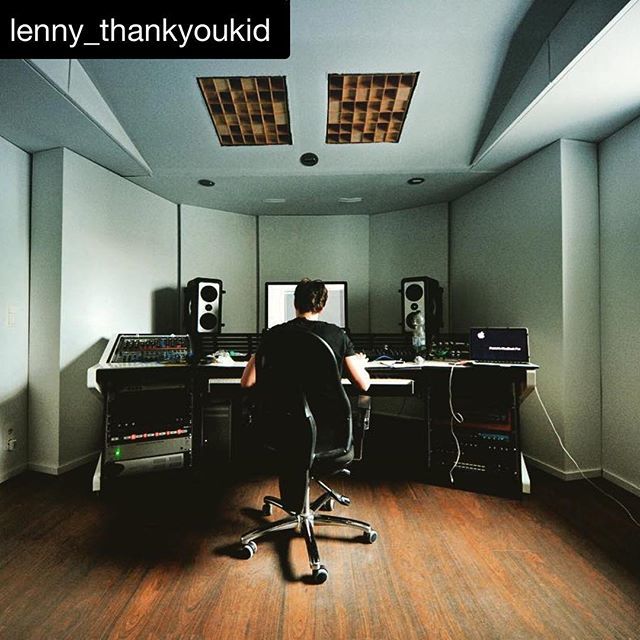 Sessiondesk On Twitter Lenny In Front Of His Huge Sessiondesk