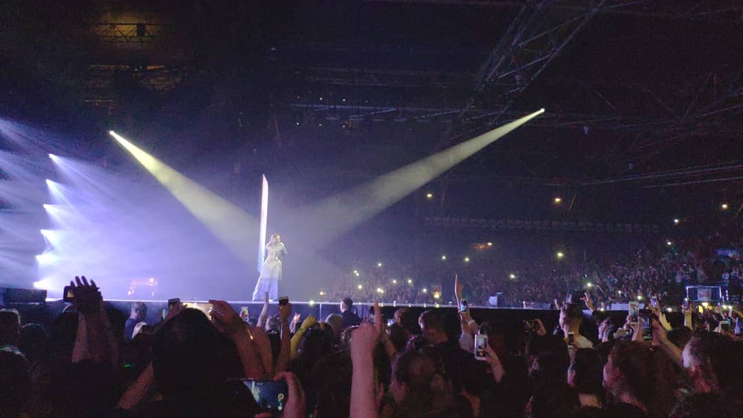 theddlupdates's tweet photo. Demi performing at Lé Zenith Arena in Paris, France. #TMYLMTourParis https://t.co/AmppPzCYiX