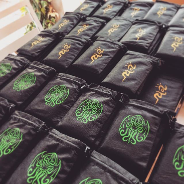 cthulhu_project's tweet photo. Cthulhu or Yellow Sign? Fulfilling #cthulhu #tarot #cards #yellowsign #tarotcards #hpl #lovecraft #bags #sarabardi #eldritchtarot #cthulhuproject https://t.co/irwu6Nlt7F