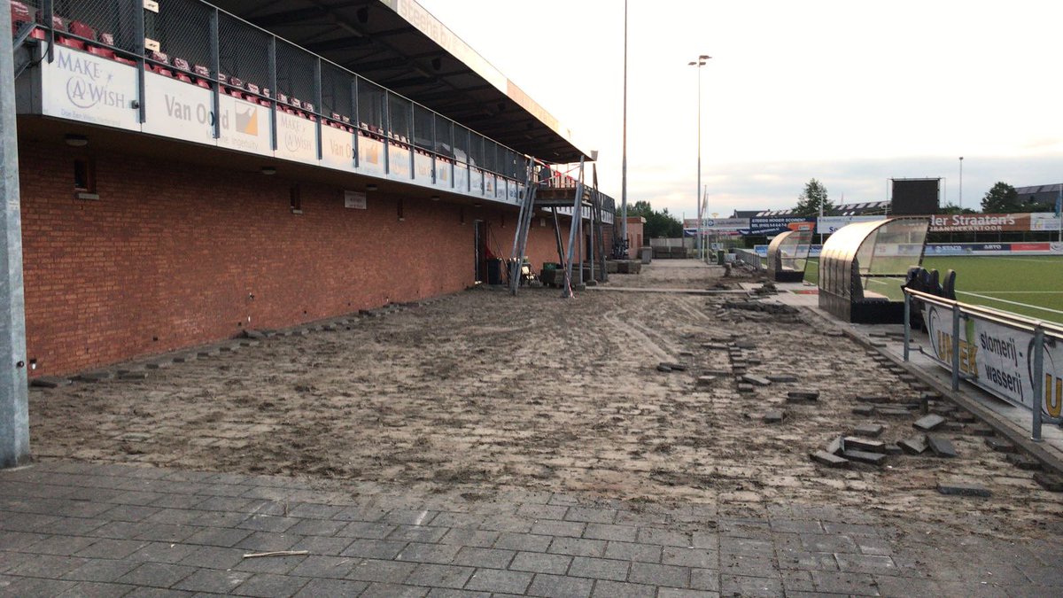 CdenHaan77's tweet photo. Vanavond weer mogen genieten van het Kozakken gevoel. 1 avond 500 m2 tegels verwijderd. Klasse mannen💪💪💪 Morgen de rest met een nieuwe ploeg https://t.co/9pic5reyvF