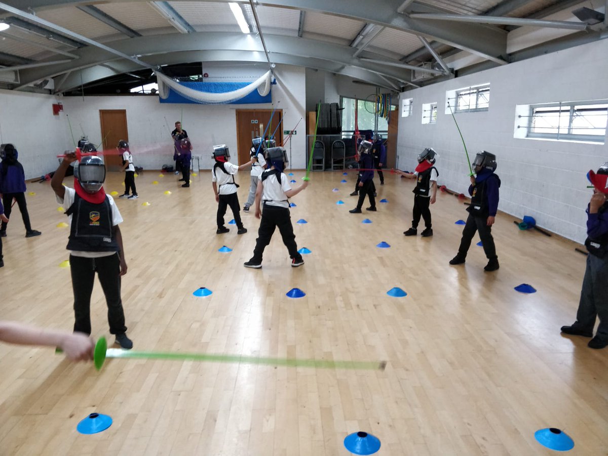 olive_hackney's tweet photo. Our KS2 children enjoying fencing! Super skills! @FitFence #tauheedul 🏅🎽 https://t.co/UwEtmwZY14