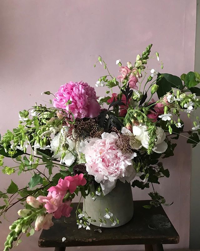 Well this was just the first one I completed and photographed against the famous pink wall. Such an amazing day <a href="/misspickering/">Miss Pickering</a> beautiful flowers and lovely people on the course just six of us to use as many flowers as we wanted from a shop full of beauti… ift.tt/2JbPtRV