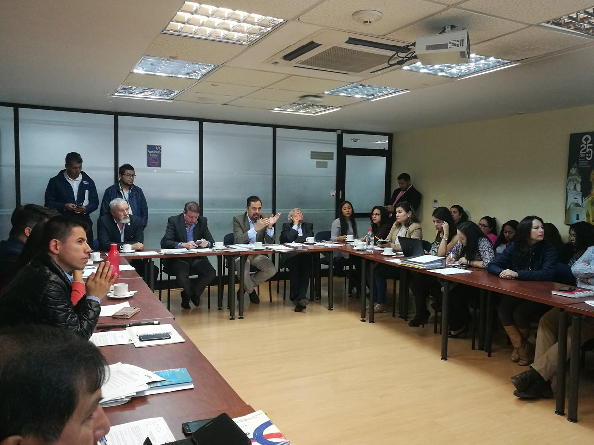 sergiogarnicao1's tweet photo. #ComisiónUsoSuelo | Recibimos a un morador de #Calacalí que solicita la reforma del uso de suelo de su predio. Para esto, se le indicó que debe iniciar un proyecto como #PUAE en la Secretaría de Territorio. https://t.co/9C4lg3qm3u