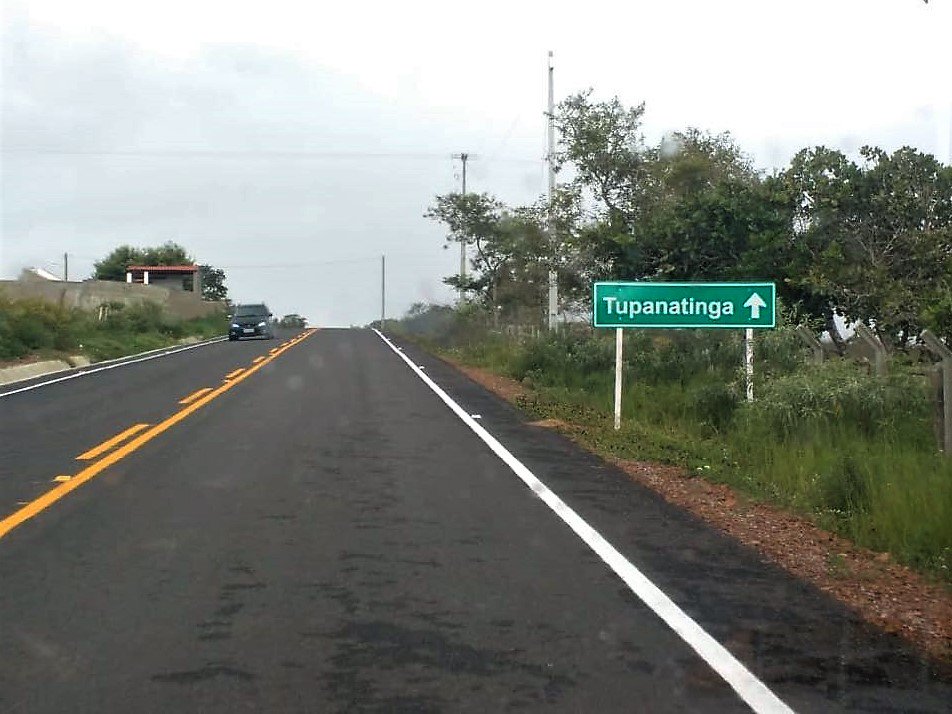 A execução das obras de implantação e pavimentação da rodovia vicinal VPE-280 está sendo concluída. O DER segue realizando a implantação da sinalização vertical com instalação das placas de trânsito, que corresponde a última etapa das obras. #DER #Pernambuco