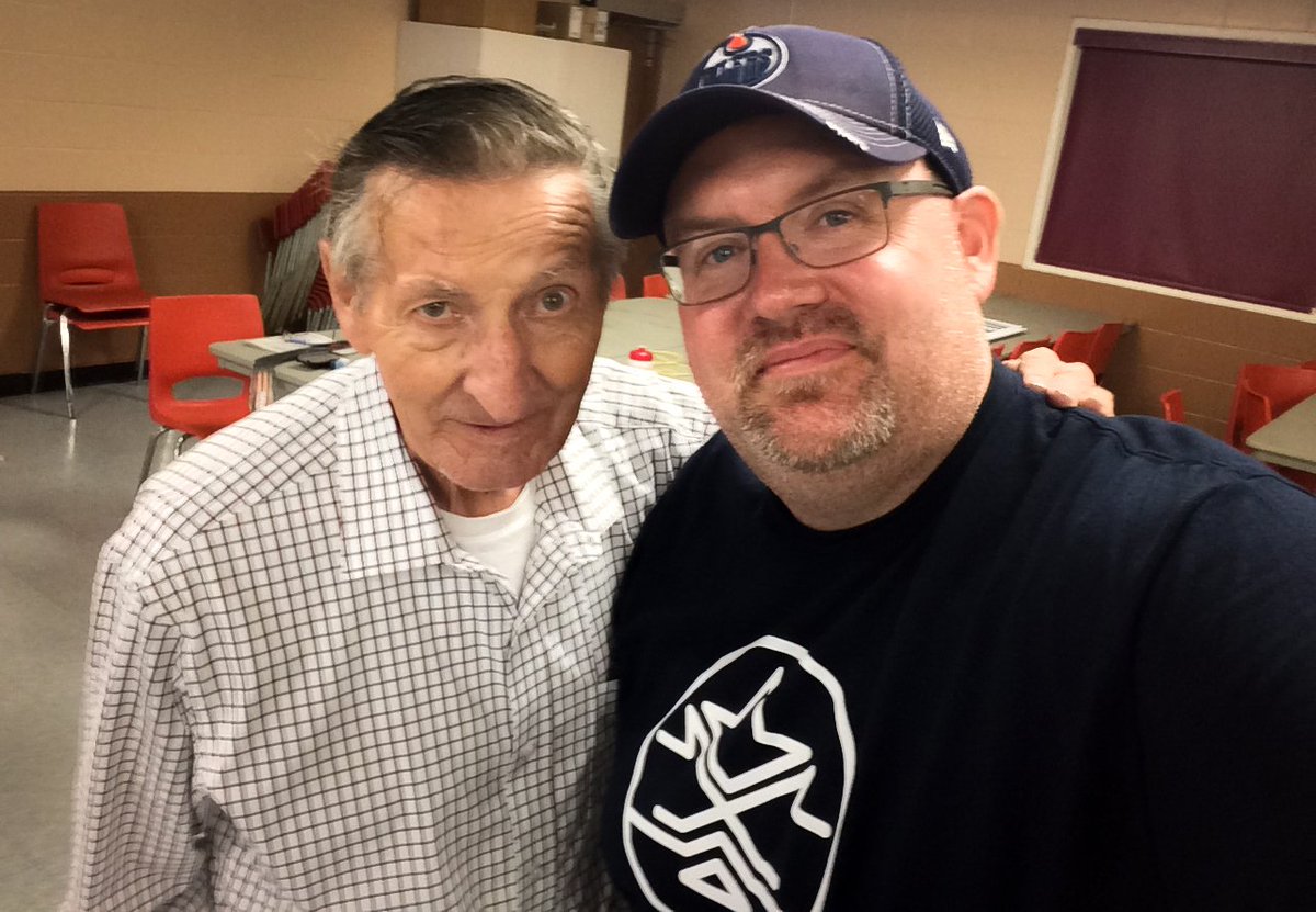 Awall30's tweet photo. Always a good time having a chat with Mr. Walter Gretzky.
#wgsht #waltergretzky #hockey #tournament #brantford #bhi #ontariolung https://t.co/AbyxVNSOX1