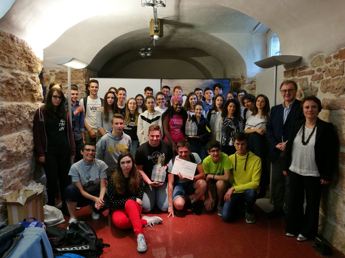 DolomitesUNESCO's tweet photo. Hanno vinto il #concorso gli studenti dell'Istituto La Rosa Bianca di #Cavalese e del Collegio Don Bosco #Pordenone qui con i loro insegnanti, l'assessore @ProvinciaTrento @MauroGilmozzi e il direttore della Fondazione #Dolomiti #UNESCO @marmorandini complimenti e #buonevacanze! https://t.co/bd7WkkFgR1
