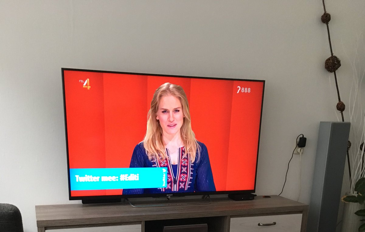 elfiqna's tweet photo. @EditieNL Is dat een Bulgaarse motief op de blouse van de vrouw? https://t.co/YZ8XRGhDex