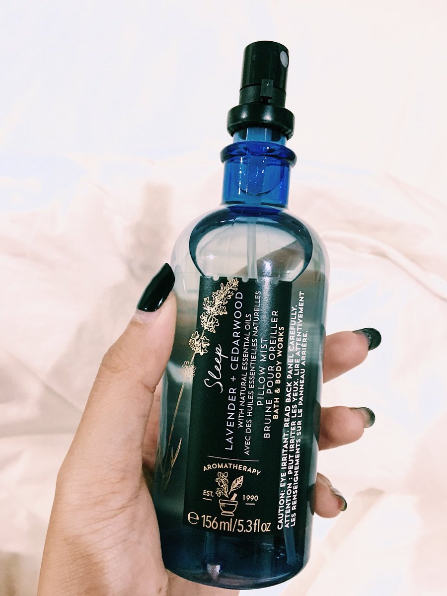 sssmileye's tweet photo. ไอเทมสำหรับคนนอนยาก สเปรย์ฉีดลงบนหมอนของ Bath&amp;Body Work อายใช้ฉีดลงบนหมอนก่อนจะนอน กลิ่นจะช่วยให้เราผ่อนคลายและทำให้นอนหลับง่ายขึ้นมาก อายสอยมาในราคา 750บาท https://t.co/LsKvX9OWfo