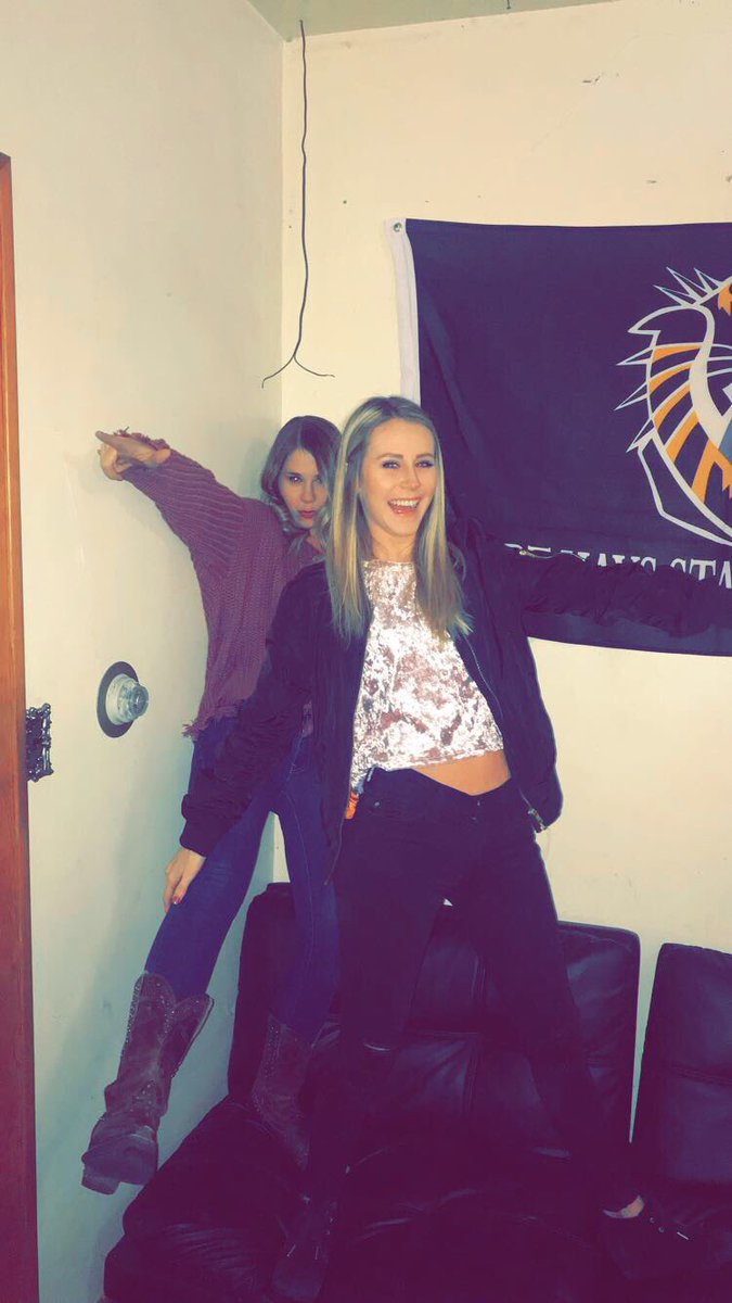 MarissaVickerss's tweet photo. rlly missing my other half❣️ https://t.co/c340eTW14K