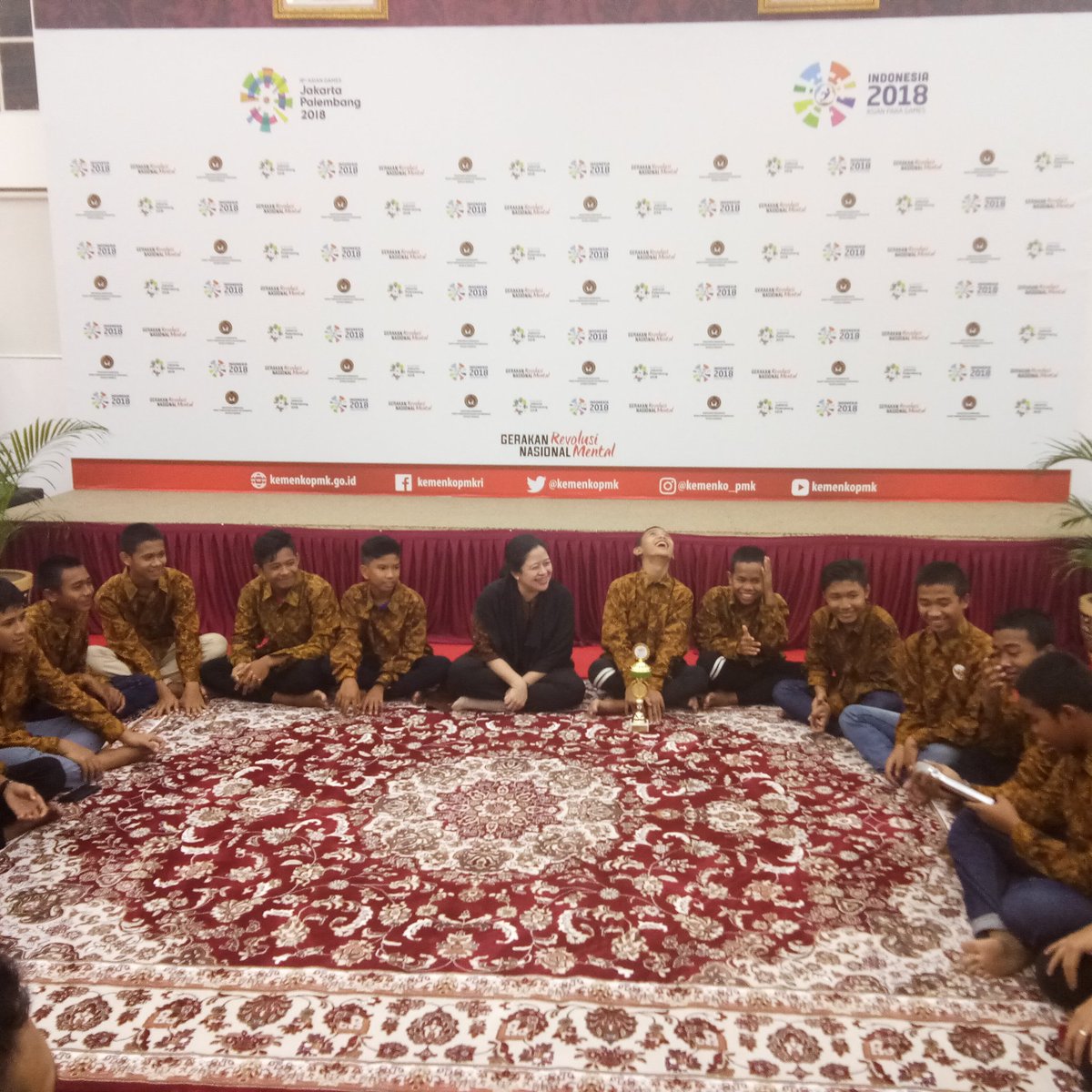 GarudaBaru_ID's tweet photo. Today  Indonesian Team is invited by Coordinating Ministry for Human Development and Cultural Affairs to breakfasting together. 

Ibu Puan Maharani,  the Minister was excited to hear the kids' story during their time on the Street Child World Cup in Moscow last May. https://t.co/6siF60LIzY
