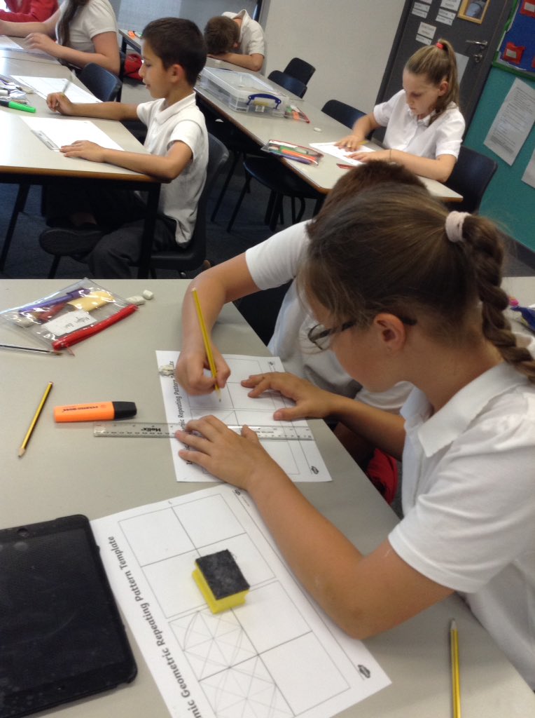 MissJoannouJLPS's tweet photo. As a start to arts week, we have drawn some Islamic geometric patterns. We loved learning about the history behind Islamic patterns and Zaheer read some calligraphy for us π #5KJ https://t.co/fO4RLbqyTt
