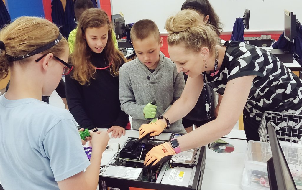 _AndyJacks's tweet photo. Our students were able to share the computer refurbishing process &amp; donate 2 computers for students at Rockledge Elementary @RKES_PWCS to my great friend @MrsASchott!! Fantastic schools are even better together! #PWCSProud #ashlandsoar #vaSTARorg https://t.co/o7SIHWH9Xf