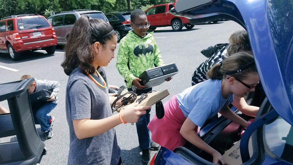 _AndyJacks's tweet photo. Our students were able to share the computer refurbishing process &amp; donate 2 computers for students at Rockledge Elementary @RKES_PWCS to my great friend @MrsASchott!! Fantastic schools are even better together! #PWCSProud #ashlandsoar #vaSTARorg https://t.co/o7SIHWH9Xf