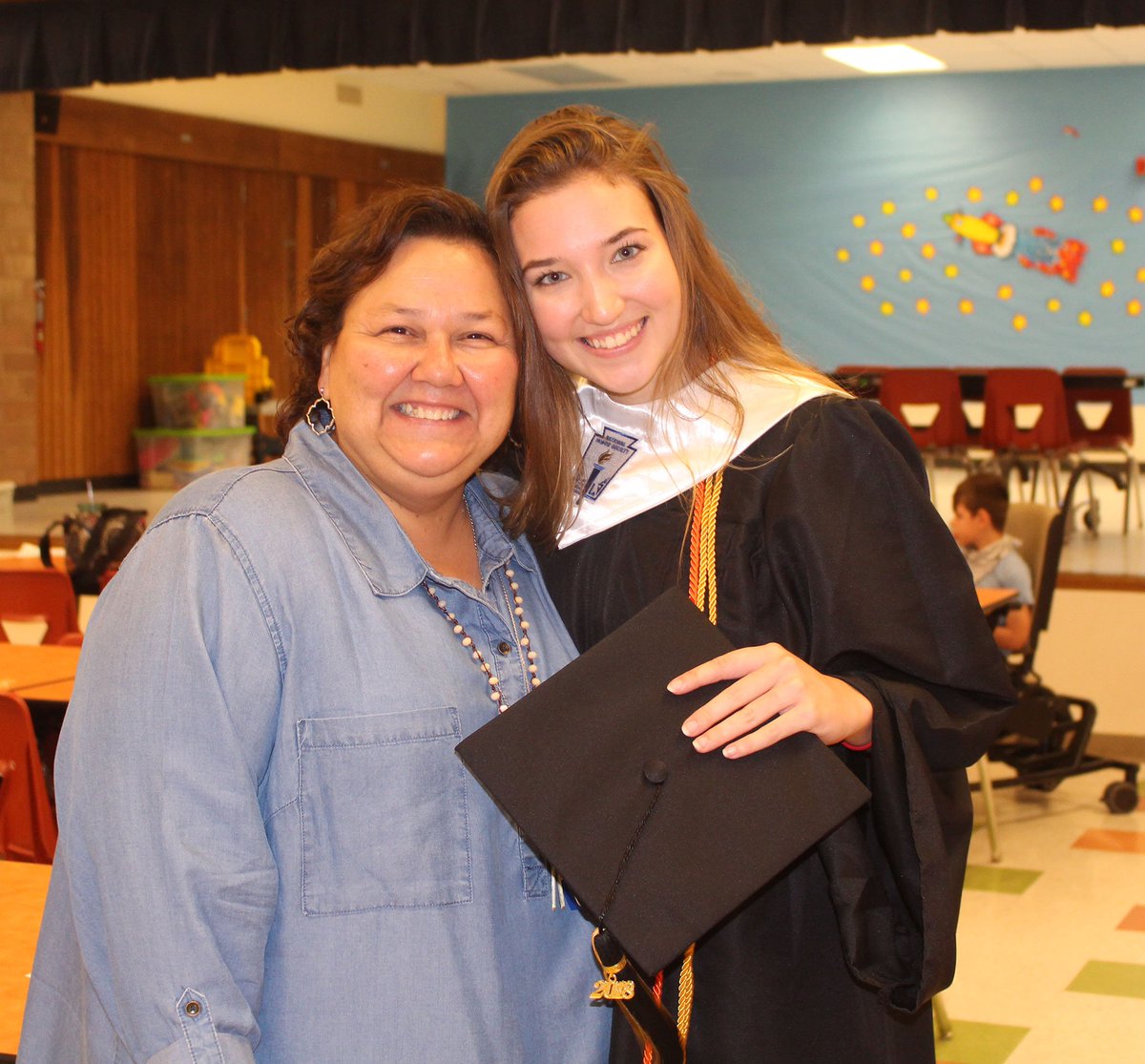 hornetyrbk's tweet photo. Love this 2nd year Senior Walk tradition.  Class of '18 visits John Glenn Elementary @JohnGlennAstros @ecseniorclass @ECHShornets @ECISDtweets https://t.co/m3Hv6QIMTe
