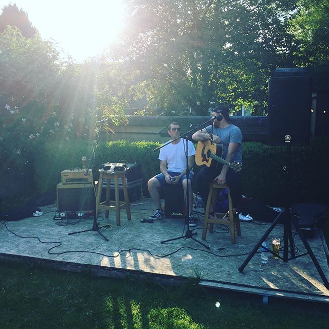 TheLeggomen's tweet photo. #thimbleinn #outsidegig #summerevening #summervibes #acoustictrio #fenderamps #fendertelecaster #taylorguitars #chilled https://t.co/7nlaD1Qn9L https://t.co/qP7dwEh2X3
