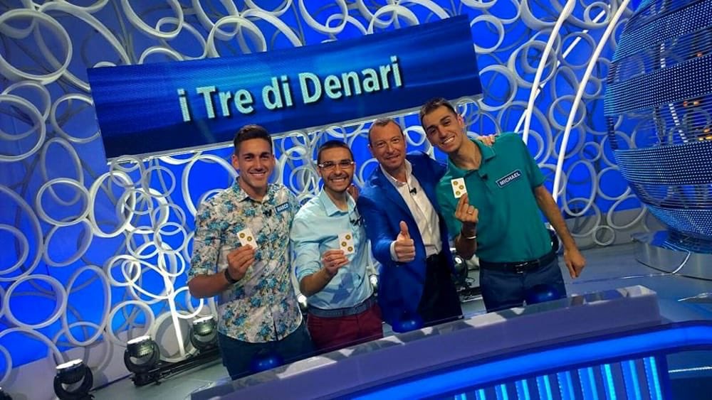 voiceshyunie's tweet photo. CHI DIMENTICA È COMPLICE #reazioneacatena https://t.co/p7LJCbWBI1