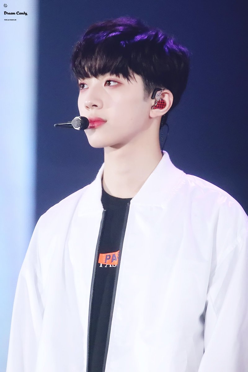 dreamcandy0923's tweet photo. 180603 원더월드 서울 막콘

#라이관린 #Laikuanlin #워너원 #WANNAONE https://t.co/ltZVsEgHdk