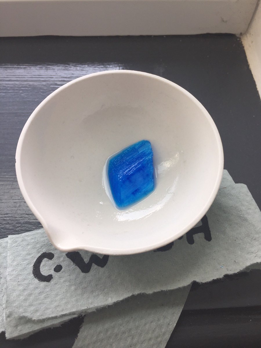 MrDBeech's tweet image. Came back from half term to some huge copper sulfate crystals!! @Year9_BCA @BCAScience #RequiredPractical #MakingSalts
