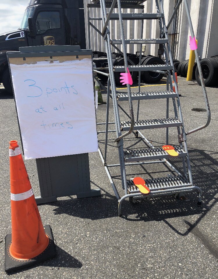 PHL FEEDERS: guard gate activity focusing on 3 points of contact. <a href="/ChesapeakUPSers/">Chesapeake UPSers</a> #SafetyFirst