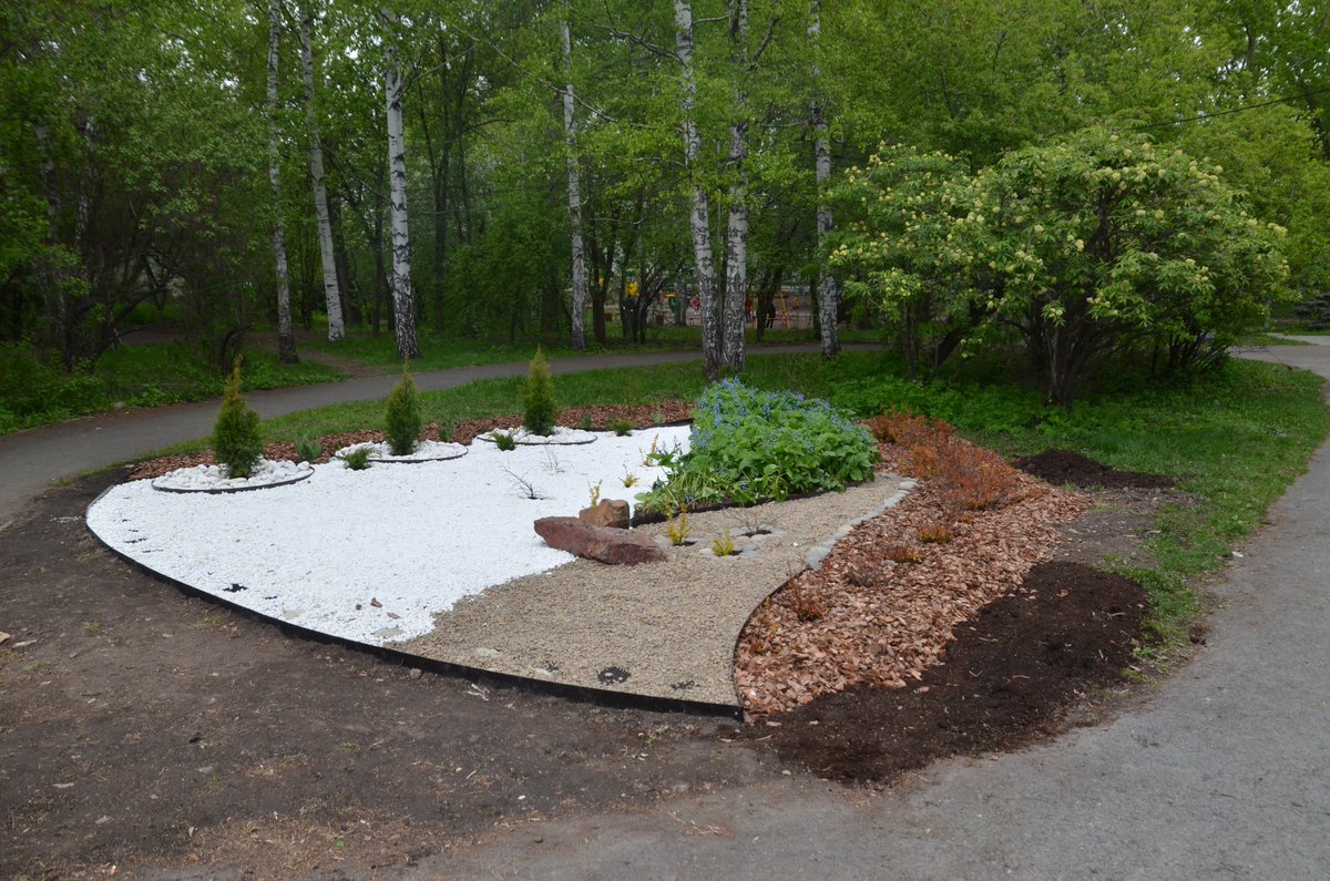 Новая старая клумба в Харитоновском парке