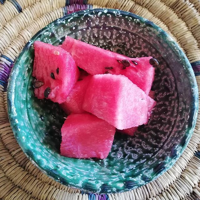 Zamzamriad's tweet photo. #watermelon #tamengroutepottery #saharadesertcamping #africanqueen #africanpottery https://t.co/7QwBryKIq4 https://t.co/75lqJyLun0