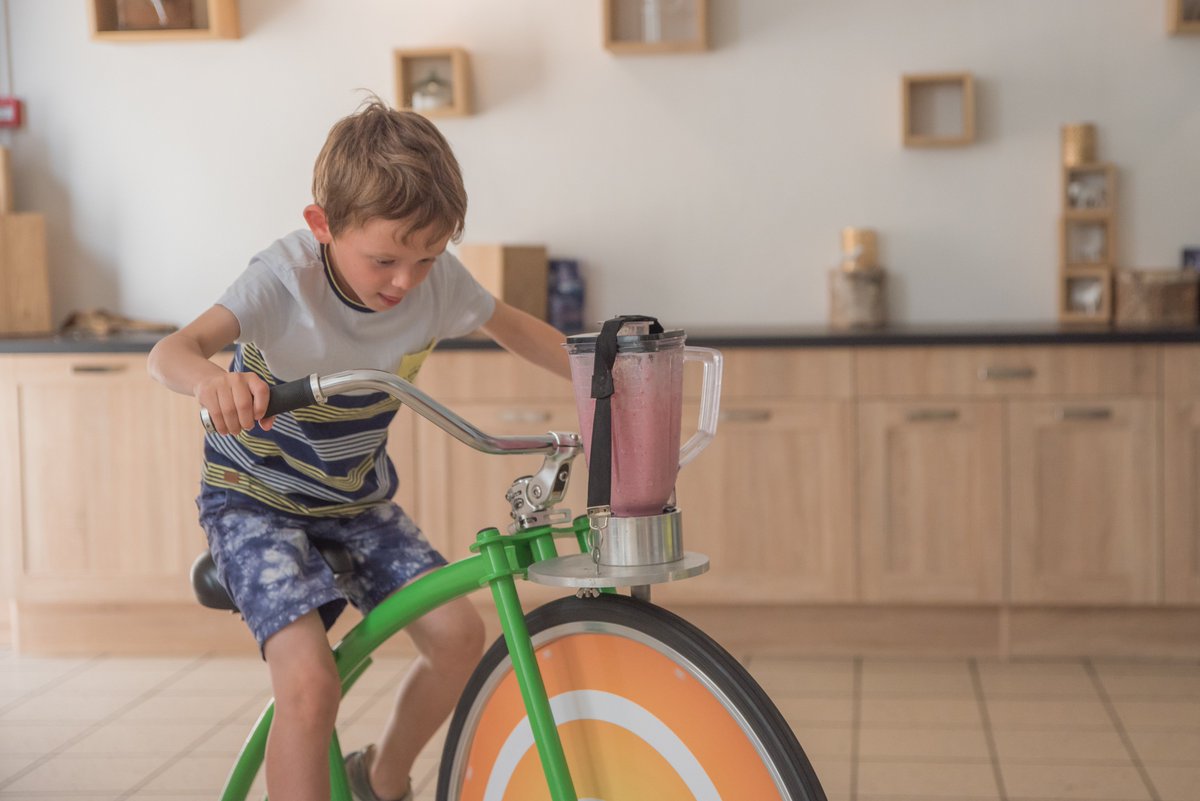 groupe_lactalis's tweet photo. #JourneeMondialeDuLait 🥛 Pédaler pour mixer son milkshake, apprendre à traire une vache ou encore customiser sa bouteille de lait : mercredi dernier, les enfants se sont régalés au Lactopôle ! 🥤😋🎈 https://t.co/bkr08JFzKC